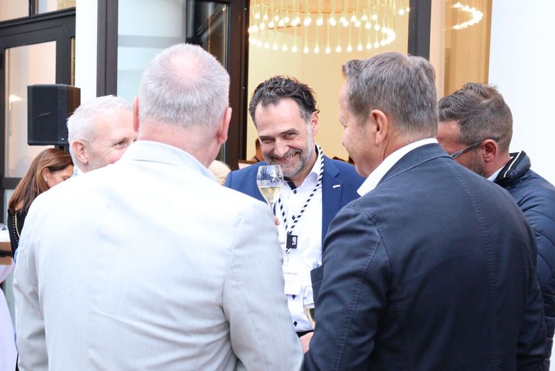 Marco Mendes (Profi AG) erhebt schonmal das Glas.  (Bild: TIM)