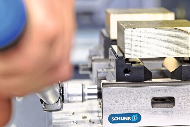 Eine einfache Betätigung über den Drehmomentschlüssel genügt, schon graben sich die Grip-Backen beim Schunk Kontec KSC ins Werkstück, ohne dass die Rohteile vorgeprägt werden müssen. (Schunk)