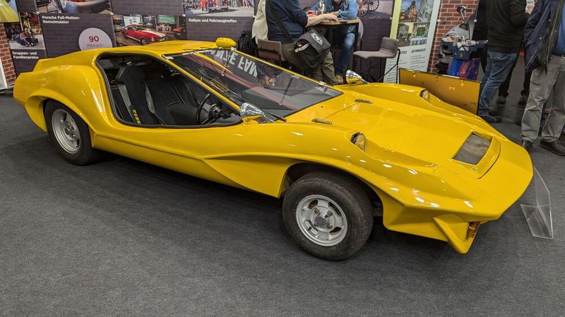 Ach, Sie wissen nicht, was ein Concept Centaur GT ist? Nun, das war ein Kit-Car, das von 1974 bis 1977 vermarktet wurde. Es basierte auf der Techik des Hillman Imp, die Karosserie besteht aus einem Monocoque aus GFK und Sperrholz mit Kastenprofil und Stahlrohrverstärkung. Es wurden zwischen 26 und 52 Kits produziert. Das Auto war mit nur 94 cm Höhe eines der niedrigsten jemals gebauten Autos. (Bild: Dominsky – VCG)