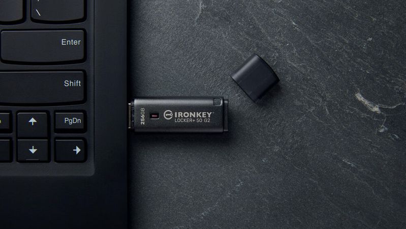 Der USB-Stick IronKey Locker+ 50 G2 von Kingston soll sensible Daten durch eine Verschlüsselung auf Enterprise-Niveau schützen. Mit FIPS-197-Zertifizierung und einer AES-256-Bit-Hardwareverschlüsselung im XTS-Modus.(Bild:  Kingston)