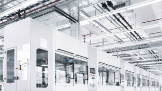 Blick in die Technologiefabrik von Festo in Scharnhausen: Modulare Anlagen montieren die Ventile der VUVG-Reihe automatisiert in verschiedensten Varianten mit hoher Taktzahl. (Festo)