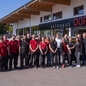 Das Unternehmerehepaar Dorn (r.) und sein Team haben das Autohaus zu einem Publikumsmagneten in Landshut gemacht.(Bild:  Jonas Blank)