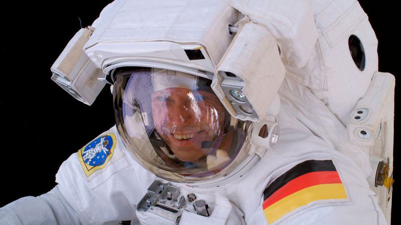 Thomas Reiter: Reiter war in zwei Weltallmissionen im Einsatz. Das erste mal startete er mit der Mission Sojus TM-22 (3. September 1995 bis 29. Februar 1996) ins All. Die ASTROLAB-Mission (4. Juli 2006 bis 22. Dezember 2006) legte den Grundstein für die künftige Nutzung des Columbus-Labors auf der Internationalen Raumstation ISS. (NASA)