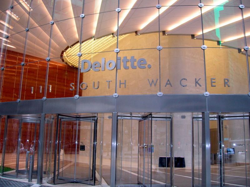 Das Dienstleistungsunternehmen für Wirtschaftsprüfung und Consulting Deloitte belegt den 16. Platz (4,3 Punkte). Ein Consultant berichtet: „Tolles Team, intelligente Menschen, spannende Projekte!“   (gemeinfrei)