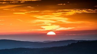 Nachdem es in den ersten vier Monaten 2026 für die deutsche Industrie in Sachen Auftragslage eher mau aussah, hat der Mai als Wonnemonat seinem Namen wohl Ehre gemacht. Analysten glauben nun zwar an mehr Sonne, doch die Wolken sind noch nicht verschwunden ... (Bild: Solarfans)
