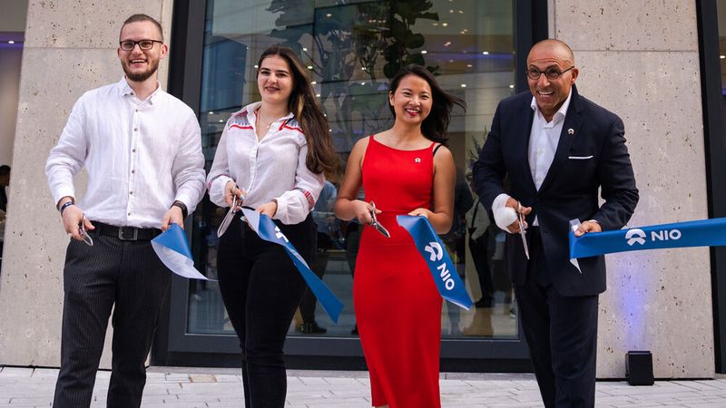 Bei der Eröffnung: (v.l.) Tim Ehm (Mitglied des UAB), Sude Ehm, Elise Chen (Head of User Operations Nio Deutschland), Filippo Bellanti (Regional Manager West). (Bild: Nio)