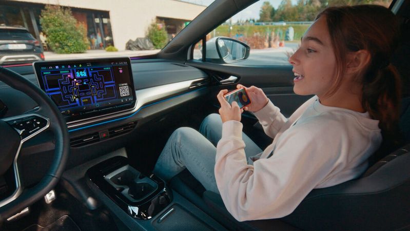 Langeweile an der Rastgaststätte? Dieser beugt Volkswagen vor und bringt mit Pac-Man einen Spieleklassiker ins Fahrzeug.(Bild:  Volkswagen AG)