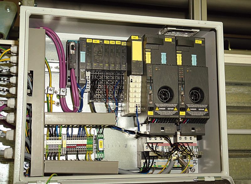 Bild 2: Die fehlersicheren Frequenzumrichter lassen sich über den Profibus parametrieren. (Archiv: Vogel Business Media)