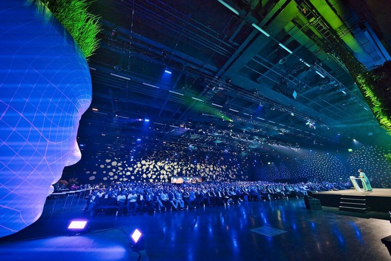 So viele kluge Köpfe  -  eine gute Basis, um intelligente Lösungen für energieeffiziente Prozesse zu entwickeln. (Bild: marc gilgen/Endress+Hauser)