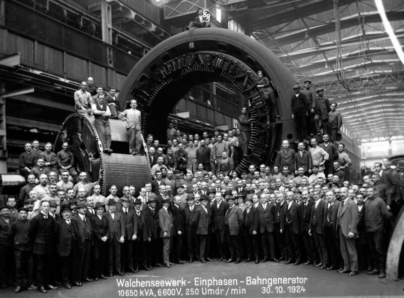 Für das 1924 in Betrieb genommene Walchenseekraftwerk, damals größten Speicherkraftwerks der Welt, entstanden im Dynamowerk imposante Einphasen-Generatoren. (Siemens)