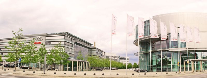 Platz 21 für Audi (4,2 Punkte). „Breites Betätigungsfeld, Fach-Know-How, Struktur, Wechsel- und Entwicklungsmöglichkeiten“´, so ein anonymer Mitarbeiter.  (Eingang zum Audi Werksgelände/Sitz in Ingolstadt / Andreas Fingas / CC BY-SA 3.0)