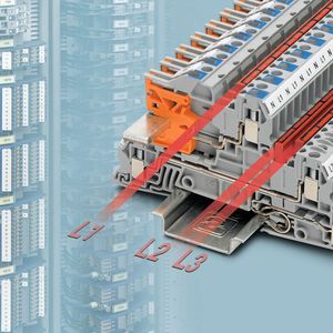 Bild 1: Das Reihenklemmensystem Clipline complete wird um Installationsklemmen mit Schraubanschlusstechnik ergänzt: Ein- und dreiphasige Potenziale werden über Steckbrücken in zwei Brückenschächten pro Ebene auch überspringend auf Nachbarklemmen weiterverteilt.