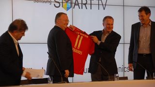 Samsung erweitert seine Zusammenarbeit mit dem FC Bayern München: (v.l.) Markus Hörwick (FC Bayern), Hans Wienands (Samsung), Karl-Heinz Rummenigge (FC Bayern), Andreas Jung (FC Bayern) (Archiv: Vogel Business Media)