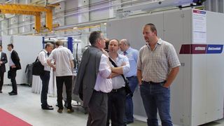 Die Kompetenztage bei Wittmann Battenfeld zeigten Spritzgießtechnik und ließen einen Blick in die neue Montagehalle für Großmaschinen zu. (Bild: Wittmann Battenfeld)