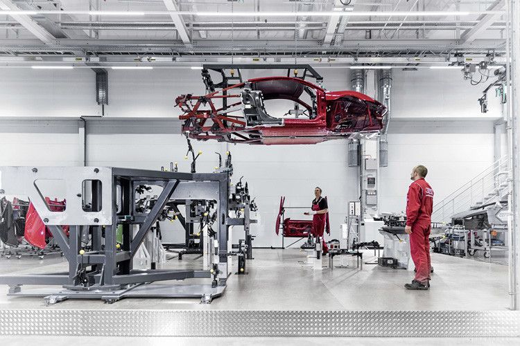Die Fertigung des R8 LMS erfolgt ebenfalls bei der Quattro GmbH in den „Böllinger Höfen“. Audi weist 50 Prozent Gleichteile zum Serienfahrzeug aus. (Foto: Audi)