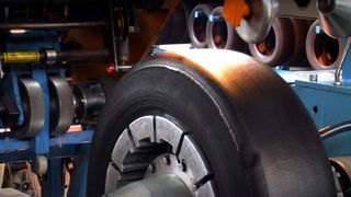 Reifen Hinghaus produziert bei Osnabrück runderneuerte Pkw-Reifen unter dem Label „King-Meiler“. (Screenshot / VCG / Hinghaus)