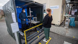 Patienten auf Abstand auf Symptome untersuchen: Möglich macht das ein neues Verfahren, das derzeit an einem Krankenhaus getestet wird. (Robert-Bosch-Krankenhaus/Christoph Schmidt)