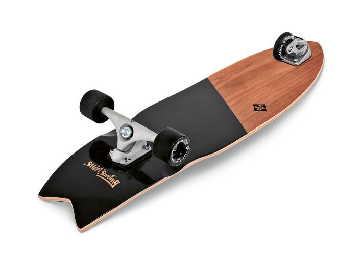 Red Dot Produktdesign 2018: Skateboard mit Eigenantrieb Shark Attack von Street Surfing, USA: Shark Attack ist ein selbstfahrendes Skateboard, das mit dem patentierten Technikwissen über das Waveboard für das Straßensurfen entwickelt wurde. Damit kann der Nutzer Ähnliches machen wie mit einem normalen Skateboard: Er hat die Möglichkeit, auf der Straße zu surfen, zu pumpen und sich selbständig weiterzubewegen, ohne sich mit dem Fuß abstoßen zu müssen. Mit 180-Grad-Turns, scharfen Kurven und Richtungswechseln kann Shark Attack wie ein Surfbrett auf der Straße bewegt werden. Auf diese Weise lassen sich Geschwindigkeit, Kraft und Fahrfluss verbessern. Begründung der Jury: Von außen kaum sichtbar, verfügt das hochwertig gestaltete Skateboard Shark Attack über einen innovativen Selbstfahrmodus – für den Nutzer ein vollkommen neues Fahrerlebnis.  (Bild: Red Dot/ Street Surfing)
