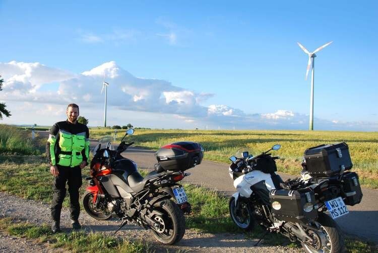 Geiler Bikeritt auf der Abendröte. Philpp Dotzler und Stephan Maderner auf dem Weg in ihre fränkische Heimat. (Foto: Stephan Maderner)
