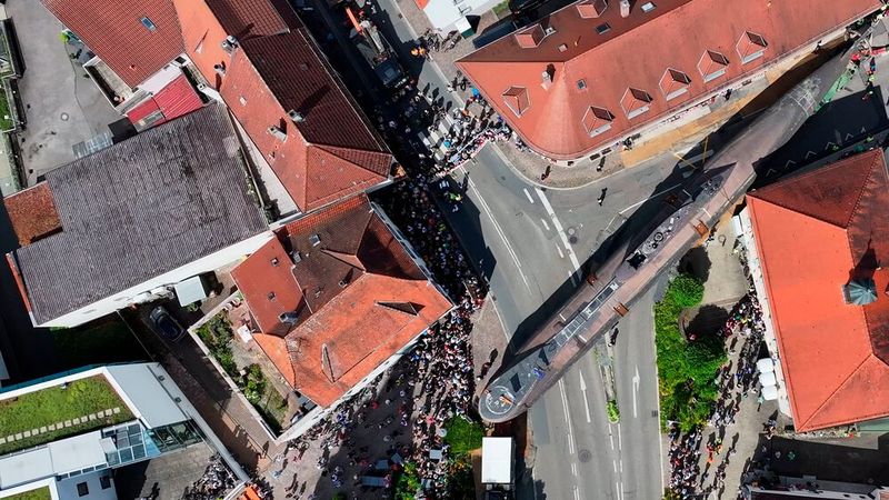 Eigentlich sind es nur 40 Kilometer auf den Straßen zwischen Sinsheim und Speyer, wo U17 im letzten Jahr seine zwischenzeitliche Heimat gefunden hatte. Doch aufgrund der Abmessungen sowie des Gewichts des Transports war der Weg allein über Land bzw. Autobahn nicht möglich. So dauerte es rund vier Wochen, bis der 90 Meter lange und 10 Meter hohe Schwertransport zuerst von Speyer über Mannheim bis nach Haßmersheim auf dem Wasser und von dort aus rund 50 Kilometer auf dem Landweg zurücklegen konnte. (Bild: Auto - Technik - Museum e.V.)