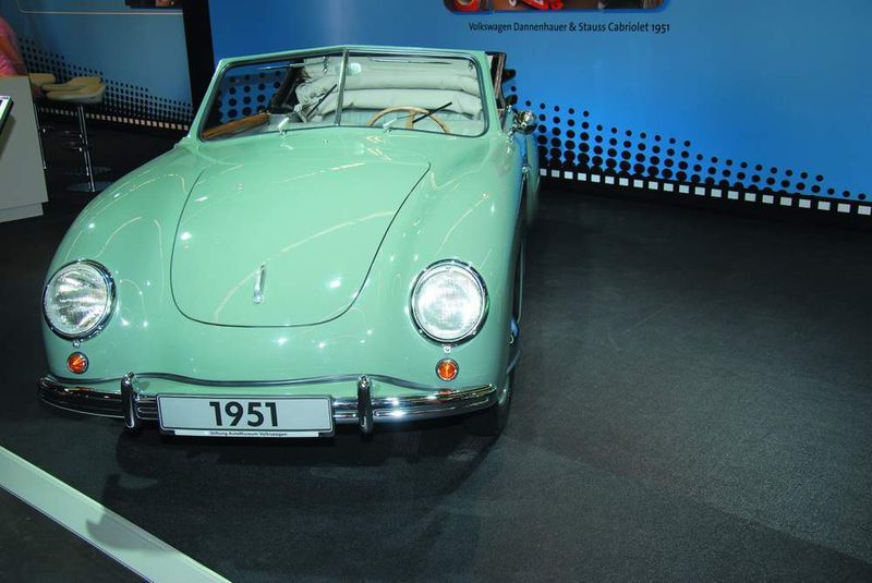 1949 stellten die Volkswagenwerke das erste Käfer-Cabrio vor. Basis der Cabrios war die jeweils aktuelle Exportversion der Limousine. (Archiv: Vogel Business Media)