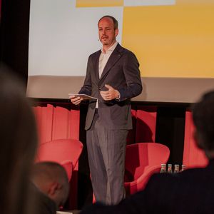 Martin Wibbe, CEO der Conet Group, begrüßt die Gäste beim 7. Conet Innovation Day. (Bild: Conet)