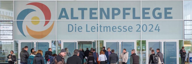 Die Altenpflege-Messe 2024 endete vergangene Woche am 25. April. Dabei schaltete sich auch Karl Lauterbach live zum Kongress dazu und klärte offene Fragen zu Gesetzesentwürfen. (© © Guido Schiefer)