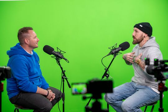 Im Interview tauscht sich Gründer Sascha Schick (links) mit Tierschützer und Comedian Dennis Grundt aus.(Bild:  Andreas Muhme)