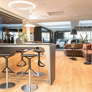 Im Schauraum setzt Assenheimer Mulfinger auf Digitaltechnik und verbaute 80 Bildschirme mit einer Bilddiagonalen von mindestens 55 Zoll.(Bild:  Rolf Nachbar)