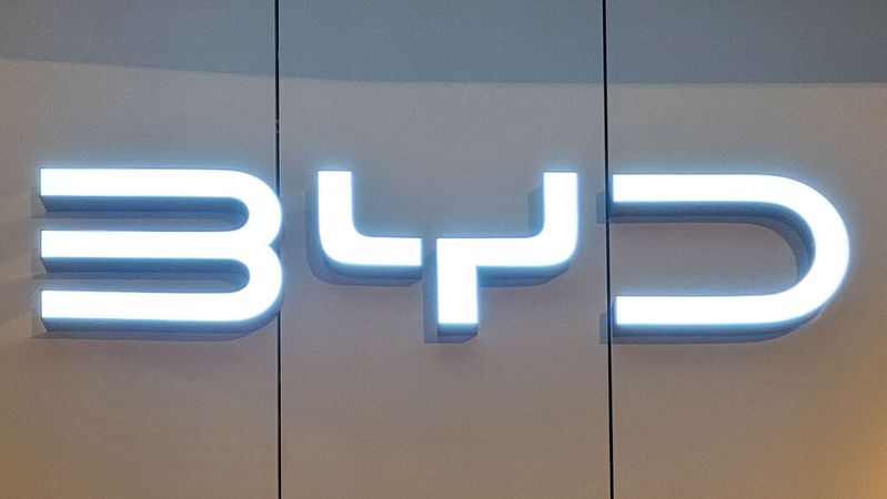 Bei BYD strahlt nur das Logo. Das Geschäft in Deutschland läuft langsamer an als geplant.(Bild:  Wehner - VCG)