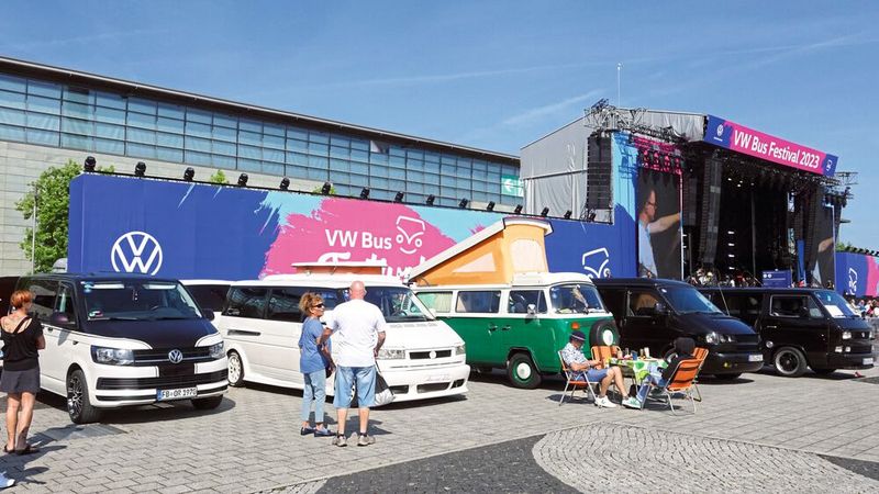 Auf den ersten Blick sah diese Reihe VW-Busse nach einer Reihe ganz normaler VW-Busse aus ... (Bild: Dominsky – VCG)