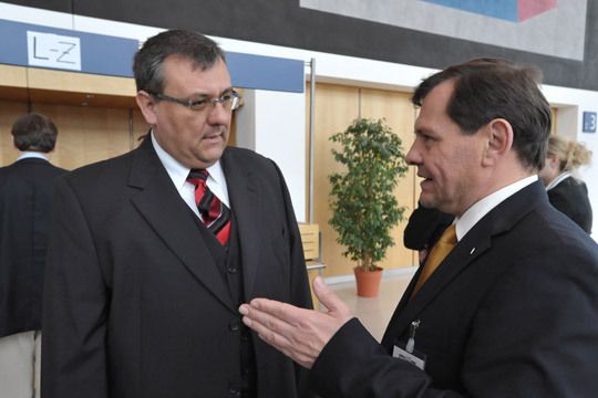 Wegweisend für ein erfolgreiches Handelsgeschäft sind unter anderem Neuwagen-Anschlussgarantien: Dirk Hoerr, Geschäftsführer des Autohaus Hoefler im Gespräch mit CarGarantie-Vorstand Axel Berger.  (Archiv: Vogel Business Media)