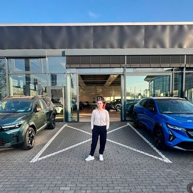 Katharina Heinz, Geschäftsführerin der Car Avenue AGS in Mainz, vor dem neuen Renault- und Dacia-Autohaus, das gerade noch CI-konform umgebaut wird. (Bild: Car Avenue Mainz)