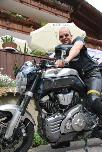 Zwischendurch wurde auch mal wieder aufgesattelt: Martin Schilling auf Yamaha MT-01. (Foto: Stephan Maderner)