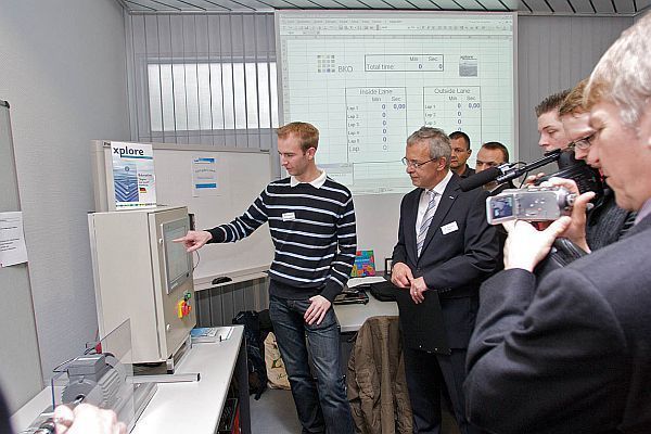 Der Gewinner bei Education bei der Präsentation des Projekts „Automatisierter Motorenprüfstand“ von der Gewerbeschule aus Hamburg (Archiv: Vogel Business Media)