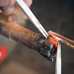 Bei rund 700 Grad werden neue Hartmetall-Platten auf das Reibwerkzeug aufgelötet. 