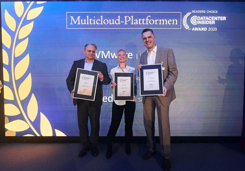 Unter Multicloud versteht jeder und jede ein klein wenig Anderes. Ziel ist jedoch, dass sich Anwendungen von der Edge bis in die Hperscale-Cloud sowie selbstredend aus dem eigenen Rechenzentrum vertragen, im besten Fall austauschen und nahtlos integrieren können. Dazu braucht es Multicloud-Plattformen: Red Hat erzielte in der Lesergunst Silber - Lisa Liedtke erhielt den Preis überreicht - Cisco gewann Gold - Frank Slawitziki hält es in den Händen - und Platin ging an VMware - Jürgen Weiss strahlt. Gratulation.  (Bild:  krassevideos.de / VIT)