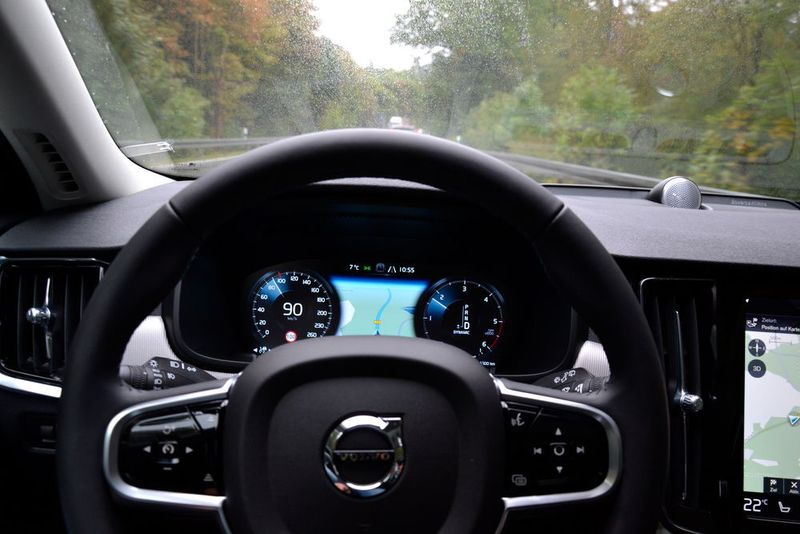 An Bord der V90-Top-Variante Inscription sind unter anderem die 12,3 Zoll große, hoch-auflösende digitale Instrumentenanzeige mit zwei variablen Rundinstrumenten und Info-Display, elektrisch einstellbare Vordersitze mit Memory-Funktion, eine erweiterte Ambientebeleuchtung sowie die variable Drive-Mode-Funktion zur Anpassung von Motor, Getriebe, Lenkung, Bremsen und Fahrwerk. (Michel / »kfz-betrieb«)