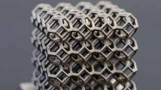 So etwas geht nur per 3D-Druck wirtschaftlich herzustellen. Die additive Fertigung untersucht man unter anderem an der HTWK Leipzig, um die Prozesse zu optimieren. Erfolge haben nun erneut dazu geführt, dass diese Arbeit mit über einer Million Euro gefördert wird. (Bild: Prismaniac)