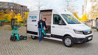 Tier liefert seinen Scooter in vielen Städten künftig frische Batterien per E-Transporter. (Bild: MAN)