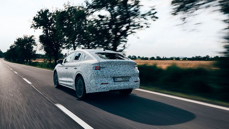 Hinter der schrägen Heckklappe steckt immerhin noch ein Kofferraumvolumen von 570 Litern. (Bild:Skoda)