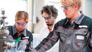 Das spezielle 3D-Siebdruckverfahren, mit dem die Batterieelektroden hergestellt werden, ist anspruchsvoll. Es gibt unzählige Wechselwirkungen zwischen den einzelnen Prozessschritten, den komplexen Einstellmöglichkeiten an den Anlagen, den Materialien und den Umgebungsbedingungen. (Blackstone Ressources)