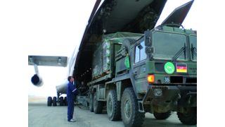 Die Hallenprofile für das ISAF-Camp werden am Flughafen Mazar-e-Sharif in Afghanistan auf Bundeswehr-Lkw umgeladen und zum endgültigen Aufbauort des Lazaretts gebracht. Bild: Stute (Archiv: Vogel Business Media)