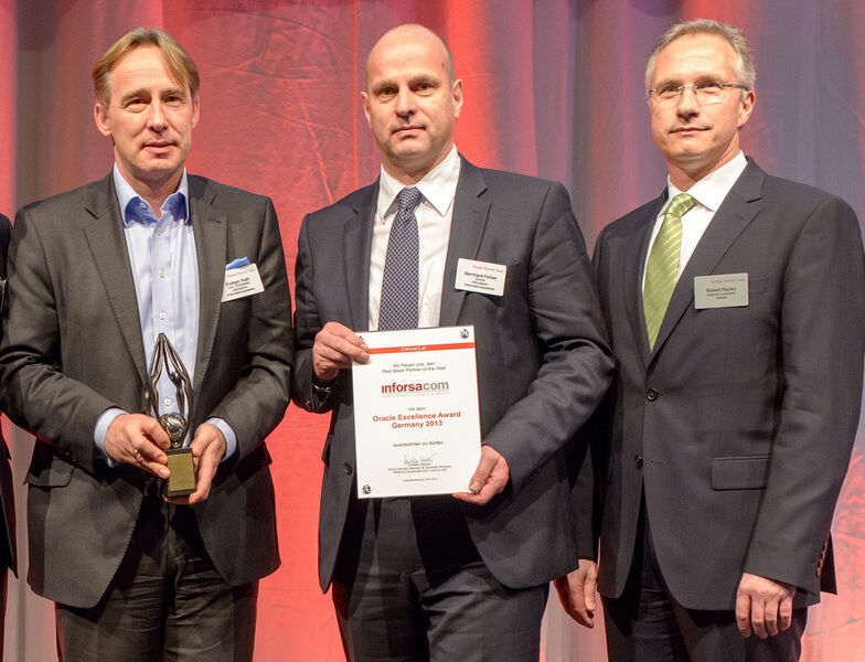 Rüdiger Rath (l.) und Bernhard Ferber (M.) von Inforsacom wurde durch Partner-Manager als „Red Stack Partner of the Year“ ausgezeichnet. (© Arndt Mueller)