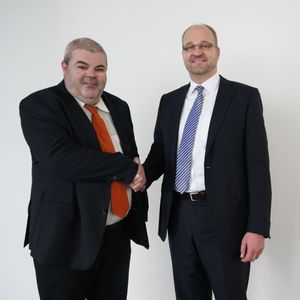 Dr. Thomas Grünberger, Technical Director bei plasmo und Dr. Tobias Abeln, Technical Director bei EOS (v.l.) arbeiten bei der Online-Prozessüberwachung für das für das direkte Metalllasersintern zusammen.
