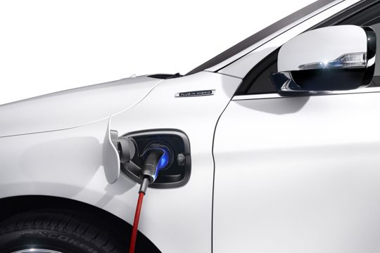 Über einen Ladebuchsenstecker wird Strom getankt. Volvo (Archiv: Vogel Business Media)