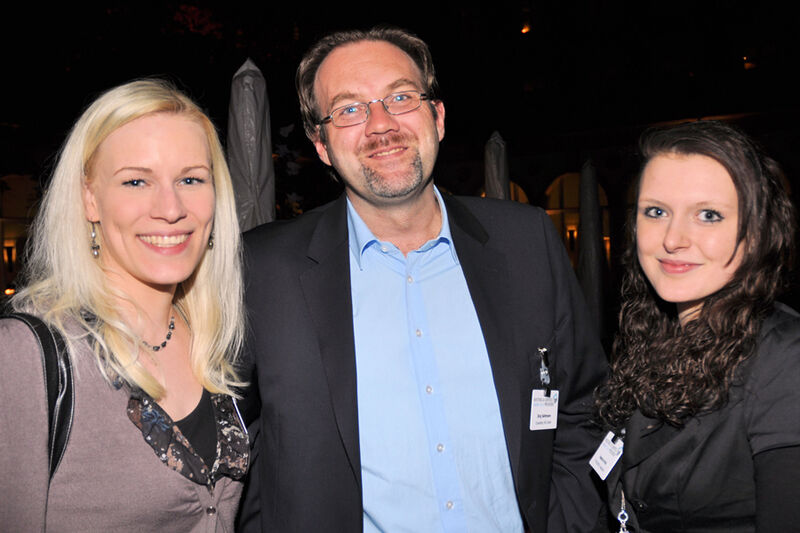 Svenja Mohn (links) und Jessica Krist, beide IT-BUSINESS Akademie, mit Jörg Sahlmann, Consulting 365 (Archiv: Vogel Business Media)