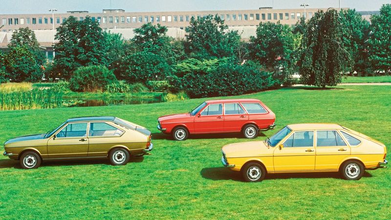 Volkswagen präsentierte auf der IAA den ersten Passat. Er ist weitgehend baugleich mit dem im Herbst 1972 eingeführten Audi 80 B1, den es jedoch nur mit Stufenheck gab. Der Passat hat ein Schrägheck und war auch als Kombi lieferbar. Als Antrieb dient der berühmte EA827, der vom Audi-Mitteldruckmotor abgeleitet war. Er wurde unter anderem auch im Golf verbaut. (Bild: Volkswagen AG)