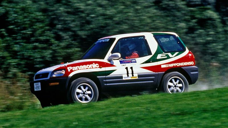  30 Jahre Toyota RAV4 – Der SUV Pionier startete auf einigen Märkten elektrisch und gewann die erste große EV-Rallye. (Bild: Toyota)