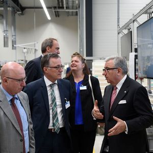 CyProS-Konsortialführer Wittenstein lud zur Vor-Ort-Besichtigung in die „Urbane Produktion der Zukunft“ in Fellbach ein: (von links); MinR Hermann Riehl (BMBF), Prof. Dr.-Ing. Wilhelm Bauer (Institutsleitung IAO), Dr.-Ing. Matthias Gebauer und Tanja Ehrhardt (beide PTKA) mit Prof. Dr.-Ing. Dieter Spath, Vorstandsvorsitzender der Wittenstein AG.